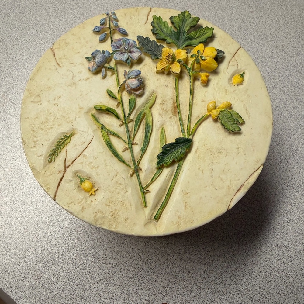 Floral trinket dish/box